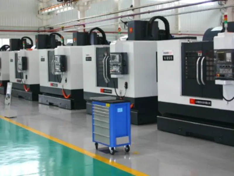 Centros de mecanizado CNC que procesan piezas fundidas de aluminio en el taller de México