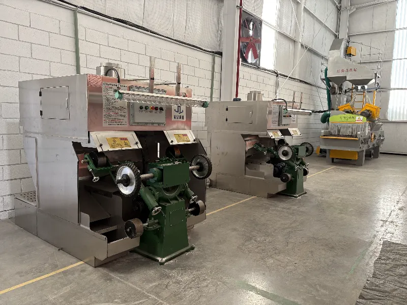 Estaciones de pulido y ruedas pulidoras en el taller de acabado de superficies de México