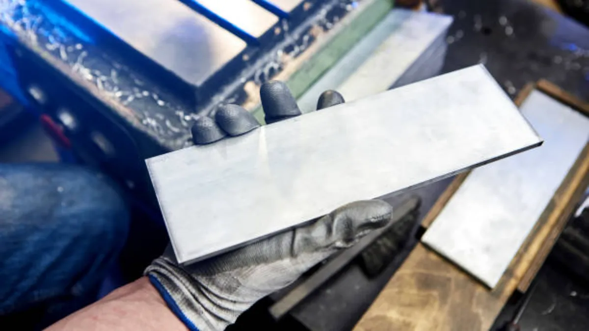 Blending aluminum alloy charges in a central melting furnace