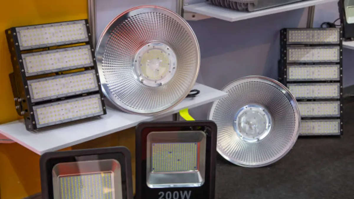 Die cast aluminum LED housing with integrated cooling fins